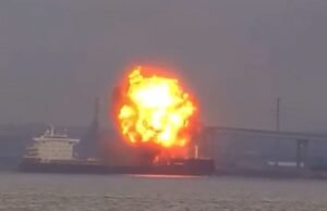 O navio explode próximo à Key Bridge em Baltimore O navio explode próximo à Key Bridge em Baltimore