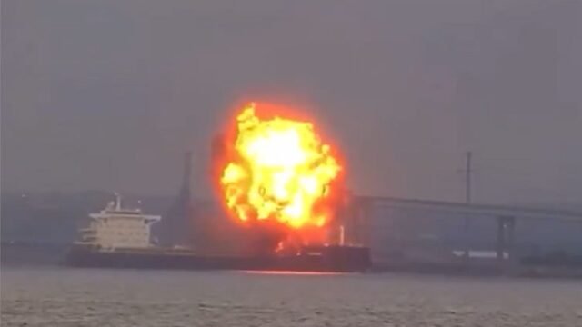 O navio explode próximo à Key Bridge em Baltimore
