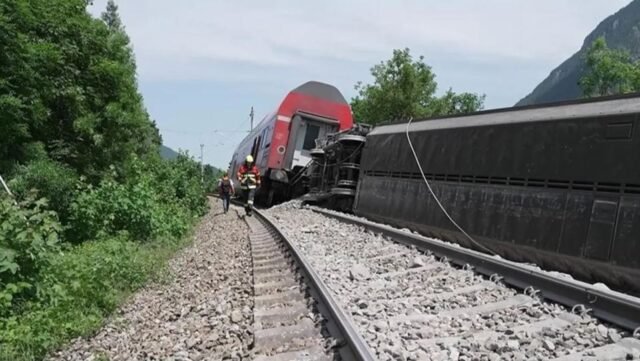 O-trem-descarrega-e-derruba-depois-de-colidir-com-caminhao.jpg O trem descarrega e derruba depois de colidir com caminhão no cruzamento de nível, deixando 'muitos feridos' em 'grande desastre'