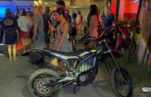 O turista britânico espancado por Mob ‘depois de atingir a mulher com moto enquanto puxa os rostos de Wheelie 10 anos na prisão, enquanto a vítima morre O turista britânico espancado por Mob 'depois de atingir a mulher com moto enquanto puxa os rostos de Wheelie 10 anos na prisão, enquanto a vítima morre