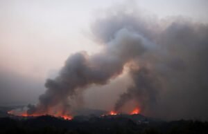 Os incêndios ‘fora de controle’ na Espanha como milhares evacuados e 500 soldados extras implantados com hotspots de férias no alerta Os incêndios 'fora de controle' na Espanha como milhares evacuados e 500 soldados extras implantados com hotspots de férias no alerta