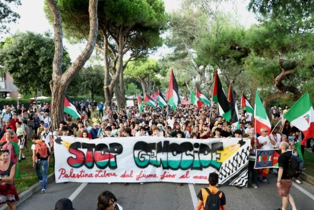 Os-manifestantes-pro-palestinos-tempestades-Festival-de-Cinema-de-Veneza-gritando.jpg Os manifestantes pró-palestinos tempestades Festival de Cinema de Veneza gritando controverso canto interrompendo o evento repleto de estrelas