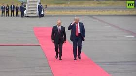 Putin-e-Trump-compartilham-limusine-presidencial-ao-Alaska-Summit-Local.jpeg Putin e Trump compartilham limusine presidencial ao Alaska Summit Local - RT World News