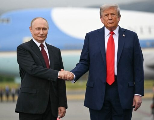 Trump e Putin trancados em conversas face a face sobre guerra na Ucrânia depois que o líder dos EUA voou B2 Stealth Bomber sobre a cabeça de Tyrant Trump e Putin trancados em conversas face a face sobre guerra na Ucrânia depois que o líder dos EUA voou B2 Stealth Bomber sobre a cabeça de Tyrant