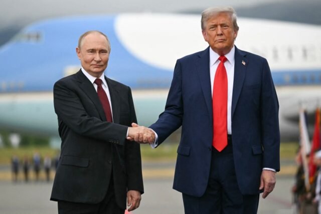 Trump e Putin trancados em conversas face a face sobre guerra na Ucrânia depois que o líder dos EUA voou B2 Stealth Bomber sobre a cabeça de Tyrant
