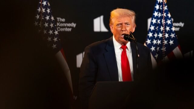 Trump-elogia-Sean-Hannity-o-relacionamento-de-Ainsley-Earhardt-ao.jpg Trump elogia Sean Hannity, o relacionamento de Ainsley Earhardt ao vivo no ar