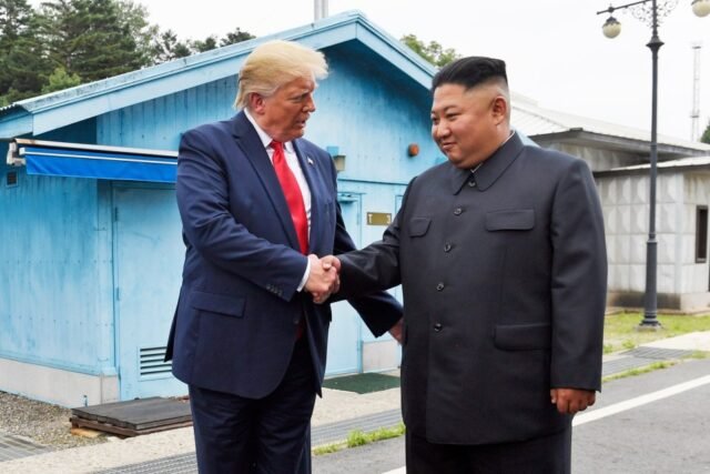 Trump quer conhecer 'Little Rocket Man' Kim Jong-un novamente para falar nua depois de 'Crazy' DMZ Handshake-The Sun
