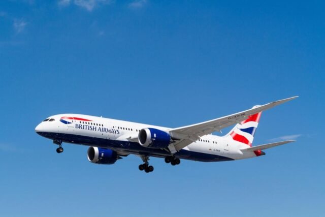 'Ultimate Passageiro do inferno' preso depois que ela vomitou na família e cuspiu vinho neles em voo transatlântico de terror
