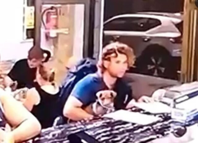 A-CCTV-mostra-a-ultima-observacao-do-marinheiro-britanico-de.jpg A CCTV mostra a última observação do marinheiro britânico de volta ao mundo que desapareceu em Gran Canaria, como ele viu na loja de kebab com cachorro