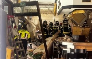 A explosão maciça é o Madrid Cafe, deixando 21 pessoas feridas à medida que os serviços de emergência correm para o local A explosão maciça é o Madrid Cafe, deixando 21 pessoas feridas à medida que os serviços de emergência correm para o local