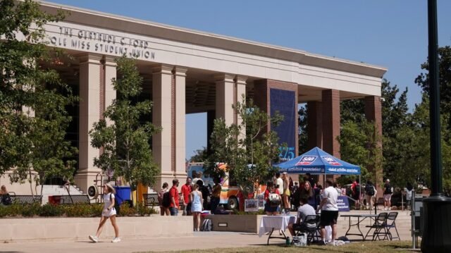 As universidades demitem funcionários por postagens de mídia social feitas após o assassinato de Kirk 
