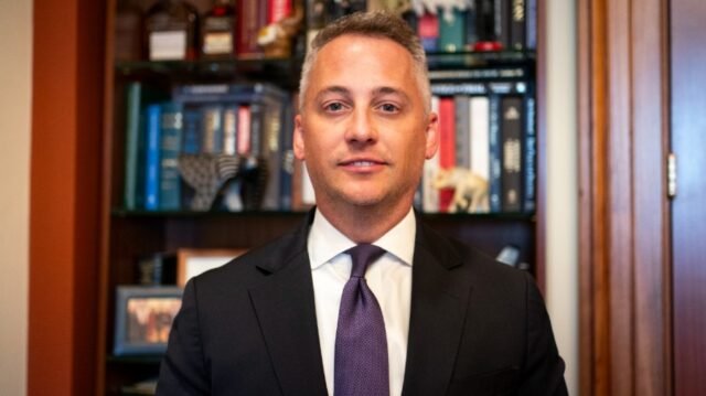 Brett Horton: Chefe de Gabinete, líder da maioria da casa Steve Scalise (R-La.)

