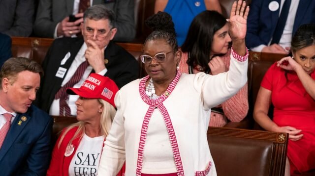 Democrata-da-Camara-compara-o-plano-de-rebranding-de-Trump.jpg Democrata da Câmara compara o plano de rebranding de Trump Bill para barril de cracker