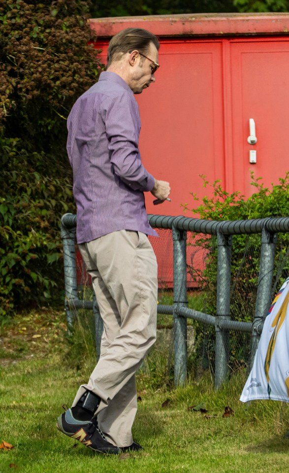 Frete-Madeleine-McCann-Suspeito-Brueckner-Visto-Gorging-no-McDonalds-e.jpg Frete Madeleine McCann Suspeito Brueckner Visto Gorging no McDonald's e Buffing Cig com um tornozelo ao lado de Baby Shop