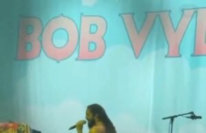 Indignação como a dupla de rap Bob Vylan celebra o assassinato de Charlie Kirk no palco meses após o canto de ‘Death to IDF’ Indignação como a dupla de rap Bob Vylan celebra o assassinato de Charlie Kirk no palco meses após o canto de 'Death to IDF'