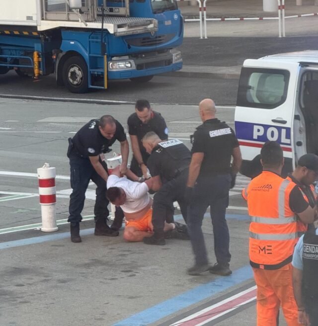 Momento bêbado é arrastado para fora do avião depois de tentar abrir a porta no ar e brigar com outros passageiros
