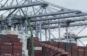 Momento chocante de mais de 60 contêineres caem do navio de carga e respingos no mar como dominó gigante Momento chocante de mais de 60 contêineres caem do navio de carga e respingos no mar como dominó gigante