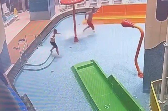 Momento incrível, papai entra no parque aquático tarde da noite para dar ao filho, 11, o melhor presente de aniversário de todos os tempos
