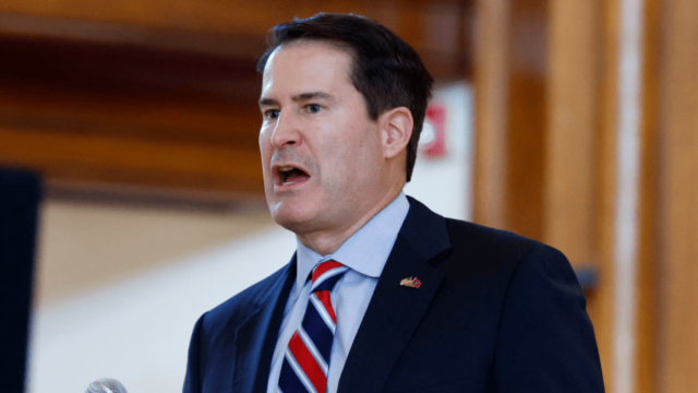 Moulton compartilha ameaças de morte depois de chamar Trump a condenar toda a violência política
