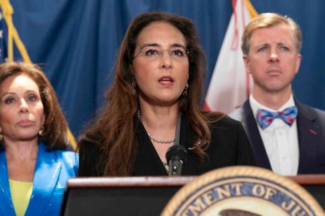 O DOJ de Trump processa o Maine e Oregon sobre os dados dos eleitores dos estados: NPR
