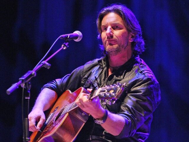 O cantor e compositor vencedor do Grammy Brett James morre em acidente de avião
