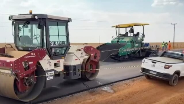 O horror como o rolo Steamroller fora de controle esmaga três trabalhadores da construção até a morte enquanto pavia a rodovia no Brasil
