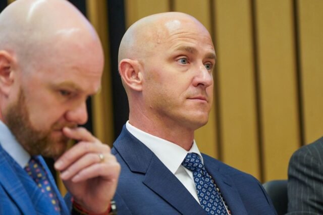 O piloto tentou cortar o motor de avião no ar depois de levar cogumelos, deixando -o 'incapaz de perceber a realidade'
