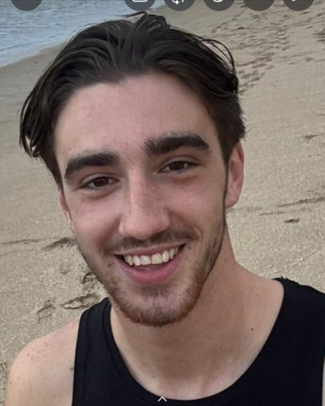 O-turista-britanico-desaparecido-encontrou-morto-depois-de-ser-varrido.jpg O turista britânico desaparecido encontrou morto depois de ser varrido para o mar, enquanto o salva -vidas olhava para o telefone 'enquanto a família presta homenagem