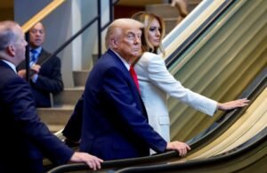 ONU tenta culpar o próprio time de Trump por parar a escada rolante enquanto ele e Melania embarcavam – Sparking Fury & Secret Service Sonda ONU tenta culpar o próprio time de Trump por parar a escada rolante enquanto ele e Melania embarcavam - Sparking Fury & Secret Service Sonda