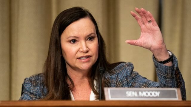 Os senadores do Partido Republicano atacam advogados 'Anti-Trump' que trabalham para o diretor do CDC demitido
