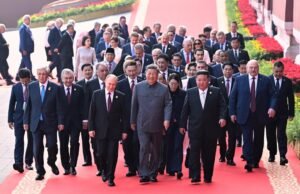 Putin, Xi & Kim Stand lado a lado para ver novas armas arrepiantes no maior desfile do exército da China, provocando a fúria de Trump Putin, Xi & Kim Stand lado a lado para ver novas armas arrepiantes no maior desfile do exército da China, provocando a fúria de Trump