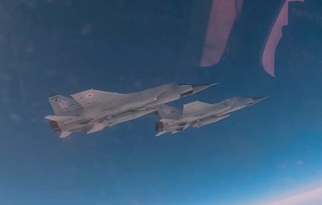 Três caças russos MIG violam o espaço aéreo da OTAN na incursão 'sem precedentes' apenas algumas semanas após o Clash do Drone da Polônia
