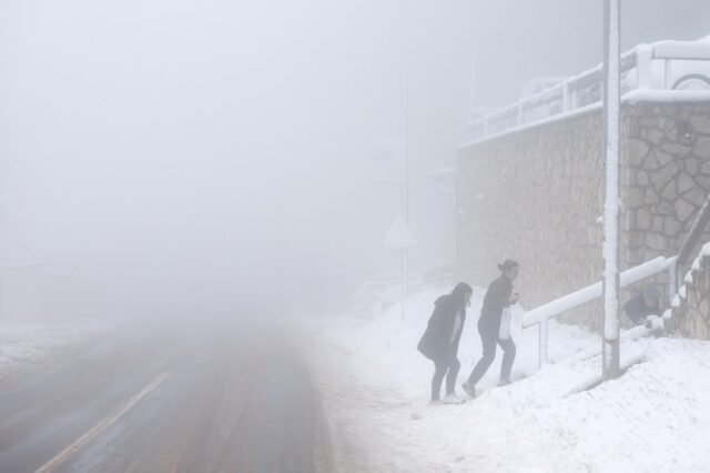 Agora a tempestade de neve atinge partes da Europa despejando até 20 polegadas como estado de emergência declarado após a chuva acertar os pontos de acesso
