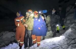 Agora, os resgatadores são atingidos pela tempestade de neve ‘extrema’ no Monte Everest na corrida para salvar 200 alpinistas presos Agora, os resgatadores são atingidos pela tempestade de neve 'extrema' no Monte Everest na corrida para salvar 200 alpinistas presos