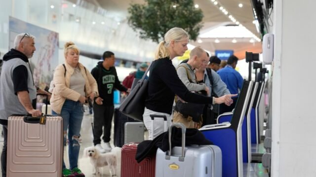 As preocupações aumentam com o tumulto no tráfego aéreo à medida que a paralisação atinge a segunda semana
