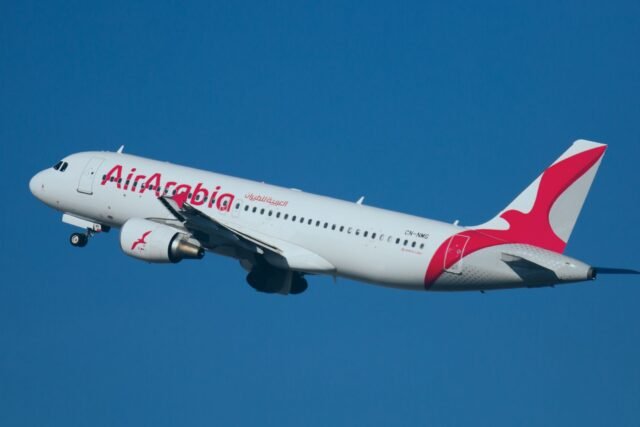 Avião econômico quase mergulha no mar deslizando apenas 60 metros acima da água, horrorizado, decolando do aeroporto de férias
