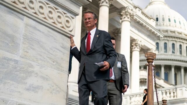 Burchett repreende colegas sobre o comércio de informações privilegiadas: 'Crooked como a perna de um cachorro'
