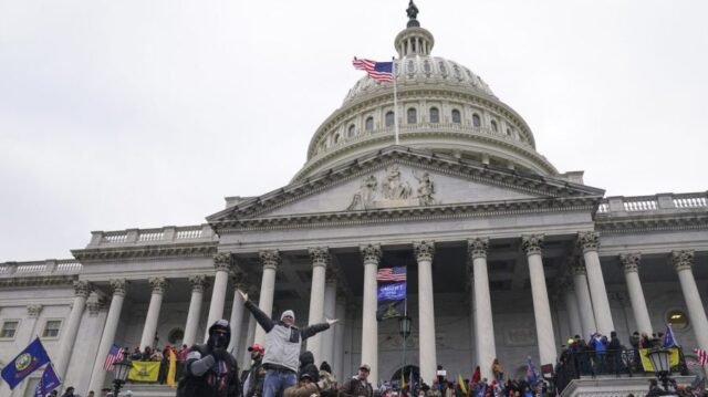 DOJ suspende dois promotores que se referiram à 'turba' de 6 de janeiro: Relatórios
