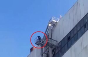 Dezenas de pessoas ameaçam suicídio em massa na Rússia de Putin por causa de salários não pagos, enquanto grevistas sobem no telhado e prometem se atirar de lá Dezenas de pessoas ameaçam suicídio em massa na Rússia de Putin por causa de salários não pagos, enquanto grevistas sobem no telhado e prometem se atirar de lá