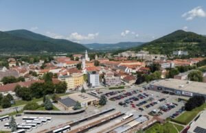 Dois trens suburbanos de alta velocidade batem de frente, deixando dezenas de feridos e dois em estado crítico na Eslováquia Dois trens suburbanos de alta velocidade batem de frente, deixando dezenas de feridos e dois em estado crítico na Eslováquia