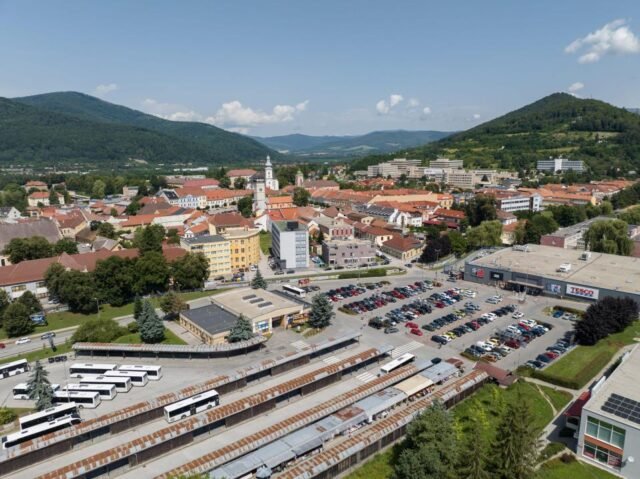 Dois trens suburbanos de alta velocidade batem de frente, deixando dezenas de feridos e dois em estado crítico na Eslováquia
