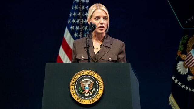 Doj processa o xerife de La O escondido de processamento de licença de transporte
