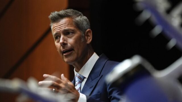 Duffy-retira-US-40-milhoes-da-California-por-causa-da.jpg Duffy retira US$ 40 milhões da Califórnia por causa da regra dos caminhoneiros apenas em inglês