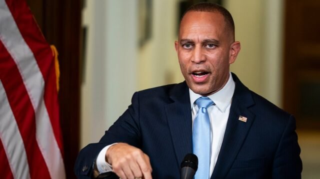 Jeffries defende rejeição da extensão de curto prazo dos subsídios do ObamaCare 
