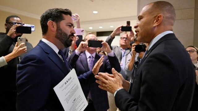 Lawler diz paralisação causada por Schumer, Jeffries 'sendo petrificado em seu flanco esquerdo'

