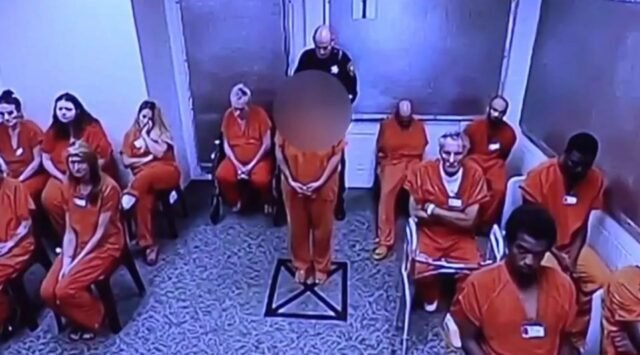 Mae-malvada-forcou-filha-de-11-anos-a-praticar-atos.jpg Mãe malvada forçou filha, de 11 anos, a praticar atos sexuais doentios e bestialidade com cachorro de estimação diante das câmeras