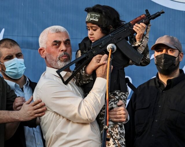 Memorando arrepiante de seis páginas escrito à mão pelo chefe terrorista Yahya Sinwar revela ordens para 'esfaquear e massacrar soldados israelenses'
