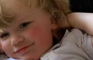 Menino britânico, de 5 anos, se afogou em uma piscina em férias na Grécia depois de ‘vagar sozinho pelo quarto do hotel enquanto os pais dormiam’ Menino britânico, de 5 anos, se afogou em uma piscina em férias na Grécia depois de 'vagar sozinho pelo quarto do hotel enquanto os pais dormiam'