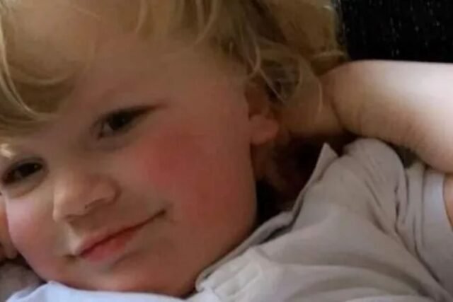 Menino britânico, de 5 anos, se afogou em uma piscina em férias na Grécia depois de 'vagar sozinho pelo quarto do hotel enquanto os pais dormiam'
