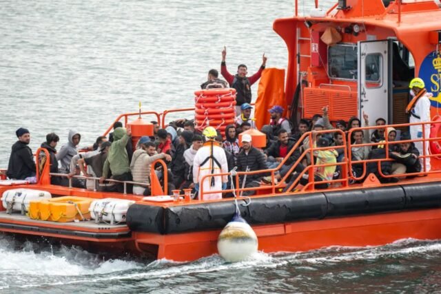 Migrantes ilegais presos por 'estuprador coletivo' em parque espanhol enquanto policiais encontram telefone e roupas íntimas em seu acampamento
